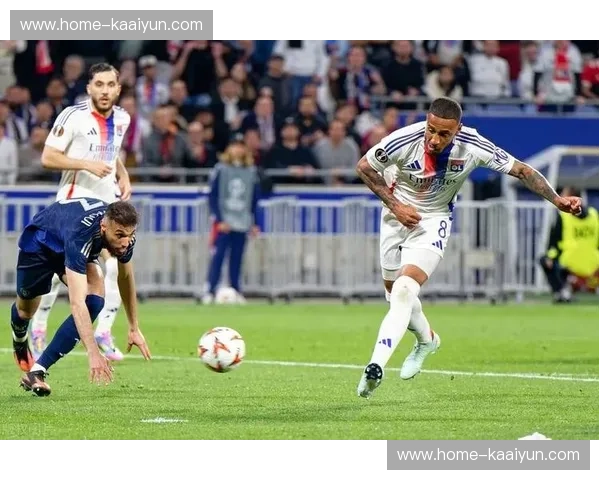 里昂攻防两端展现统治力 近三场零封对手剑指欧冠席位